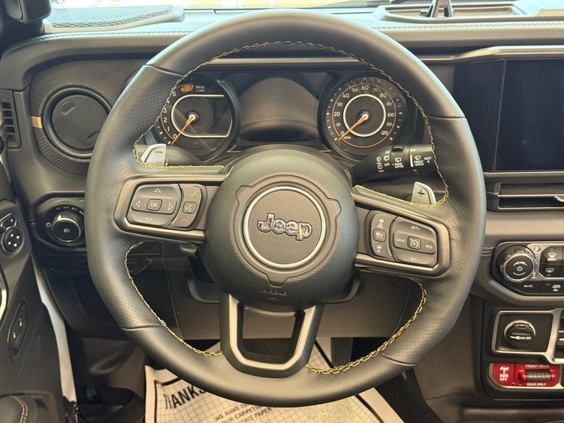 Jeep Wrangler Vehicle Full-screen Gallery Image 14