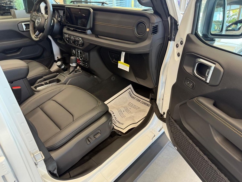 Jeep Wrangler Vehicle Full-screen Gallery Image 15