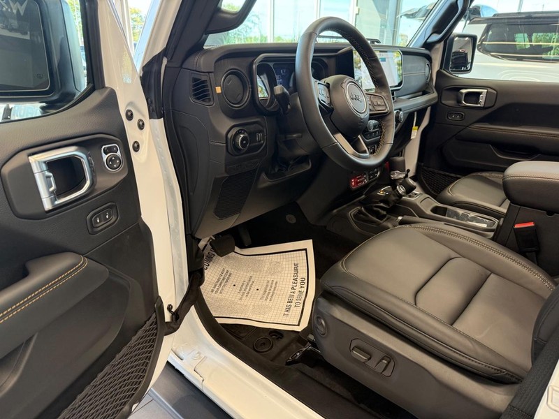 Jeep Wrangler Vehicle Full-screen Gallery Image 17