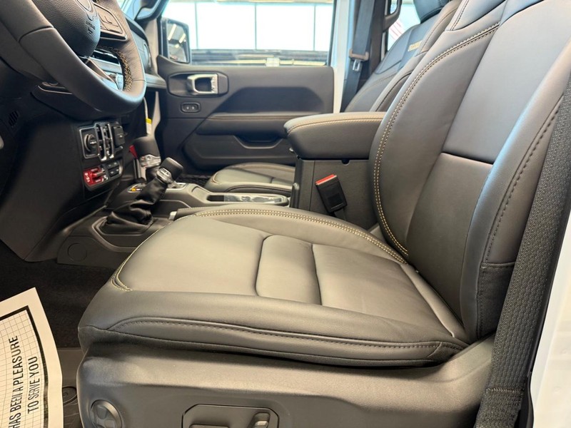 Jeep Wrangler Vehicle Full-screen Gallery Image 18