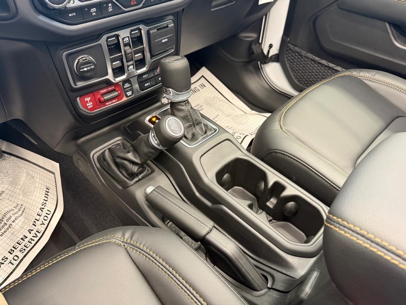 Jeep Wrangler Vehicle Full-screen Gallery Image 26