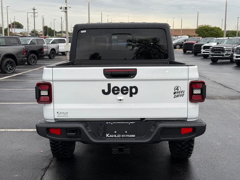 Jeep Gladiator Vehicle Full-screen Gallery Image 4