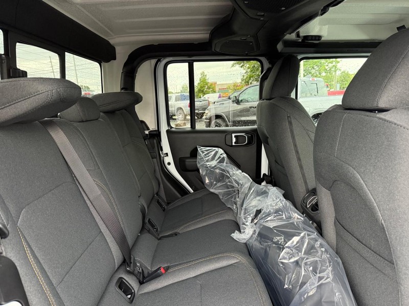 Jeep Gladiator Vehicle Full-screen Gallery Image 11