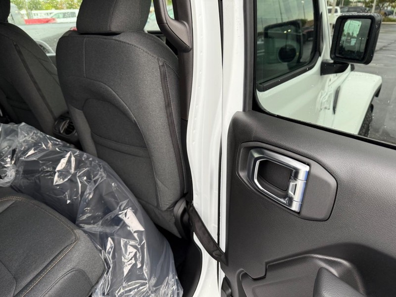 Jeep Gladiator Vehicle Full-screen Gallery Image 12