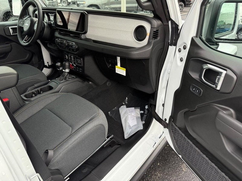 Jeep Gladiator Vehicle Full-screen Gallery Image 15