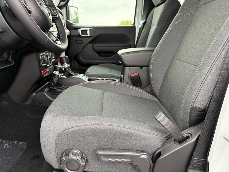 Jeep Gladiator Vehicle Full-screen Gallery Image 18