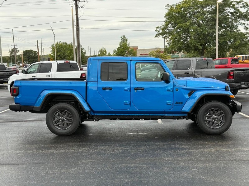 Jeep Gladiator Vehicle Full-screen Gallery Image 2