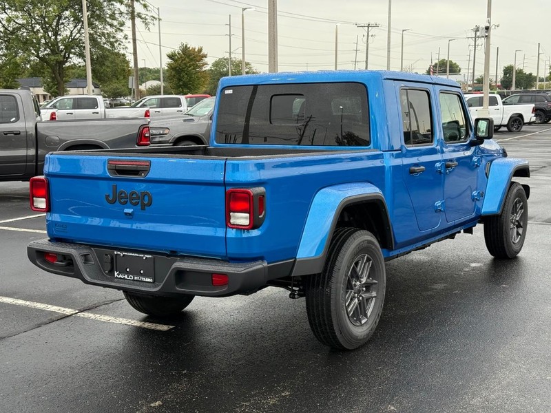 Jeep Gladiator Vehicle Full-screen Gallery Image 3