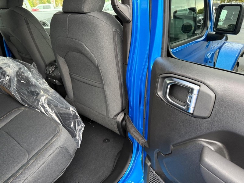 Jeep Gladiator Vehicle Full-screen Gallery Image 12