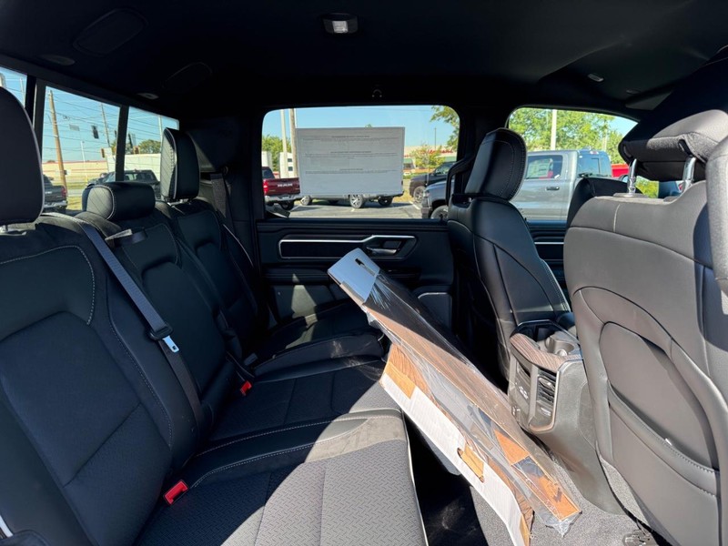 Ram 1500 Vehicle Full-screen Gallery Image 10