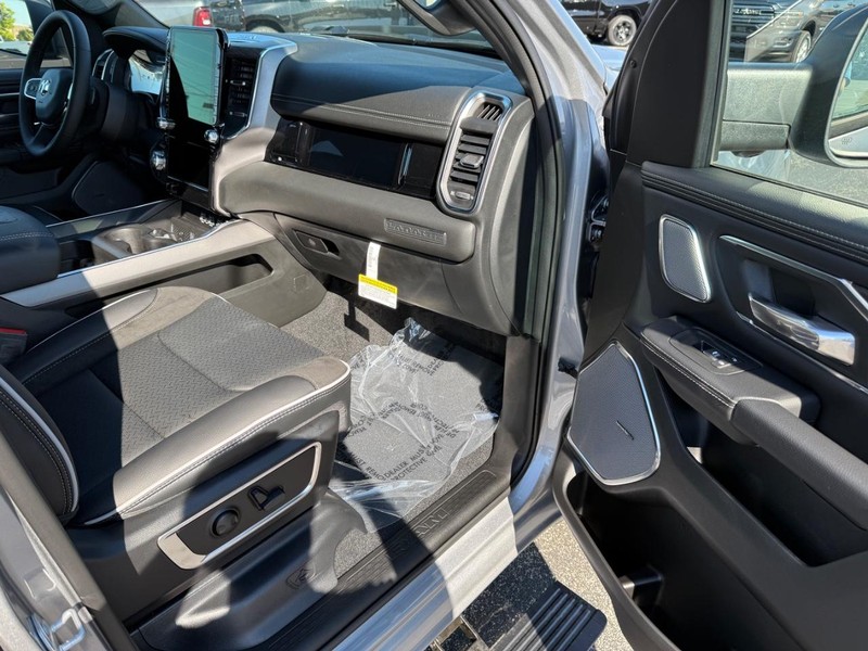 Ram 1500 Vehicle Full-screen Gallery Image 14