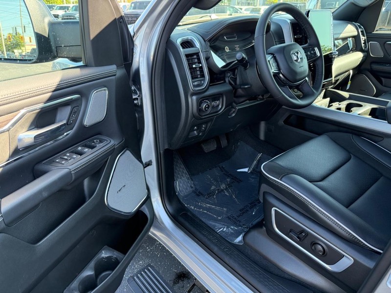 Ram 1500 Vehicle Full-screen Gallery Image 16