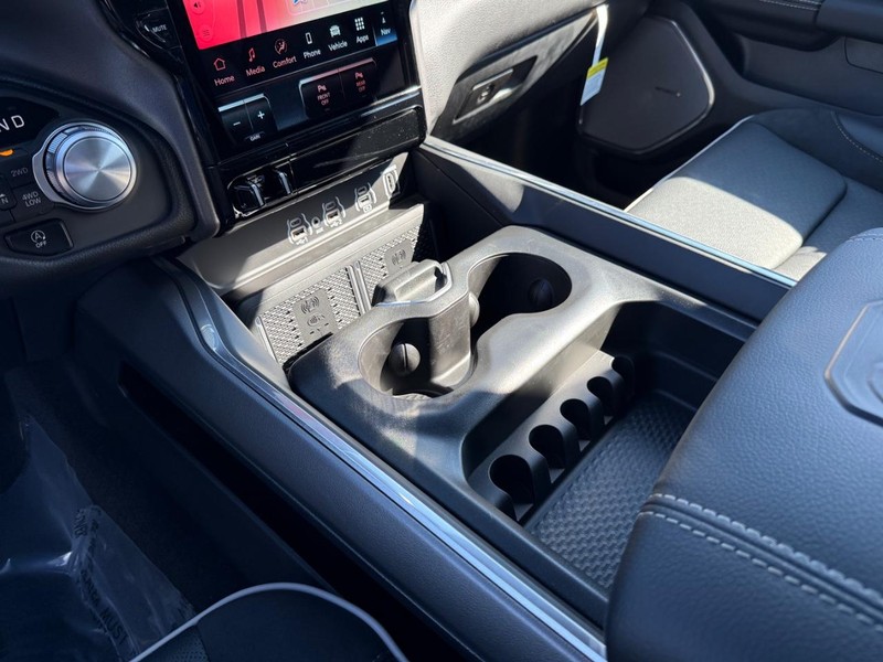 Ram 1500 Vehicle Full-screen Gallery Image 25