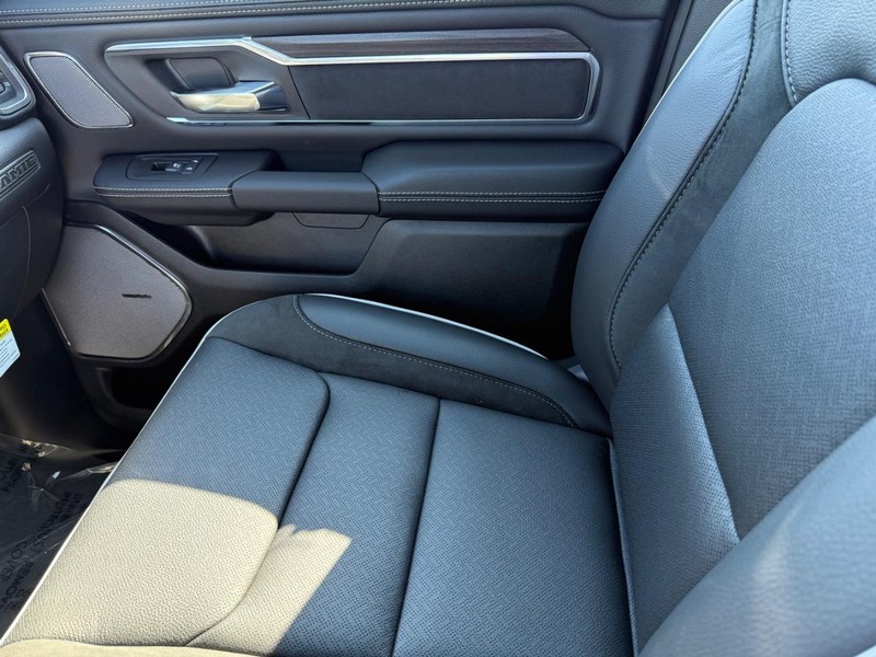 Ram 1500 Vehicle Full-screen Gallery Image 26