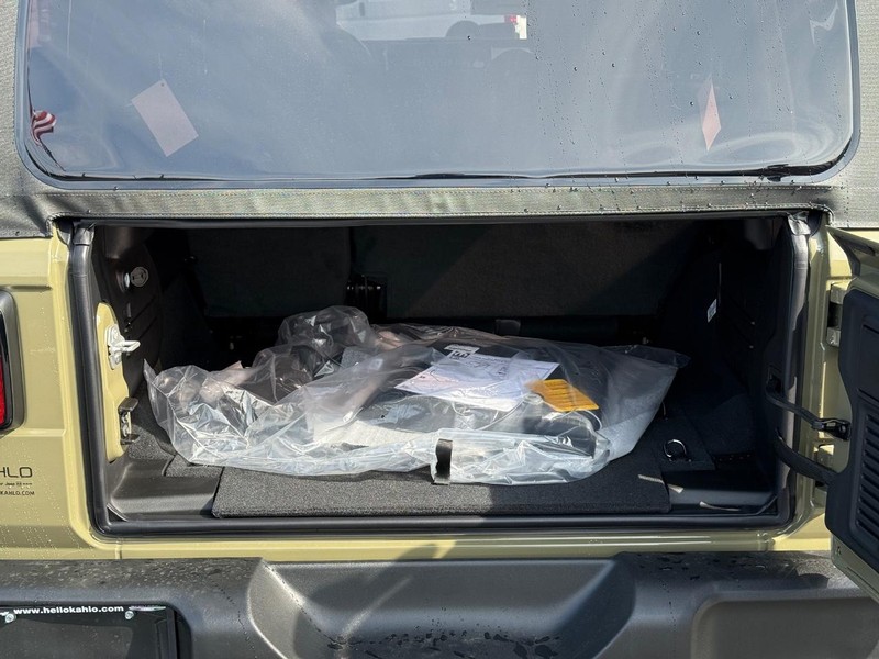 Jeep Wrangler Vehicle Full-screen Gallery Image 7