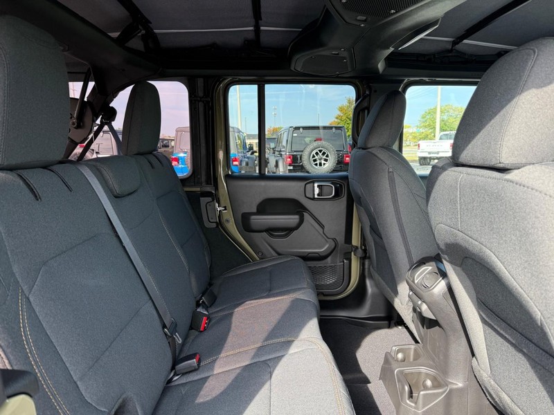 Jeep Wrangler Vehicle Full-screen Gallery Image 10