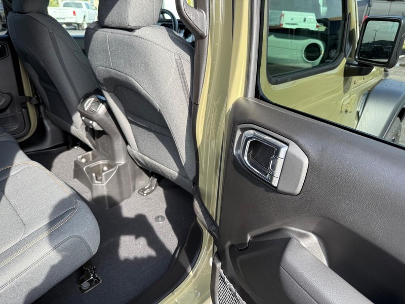 Jeep Wrangler Vehicle Full-screen Gallery Image 11