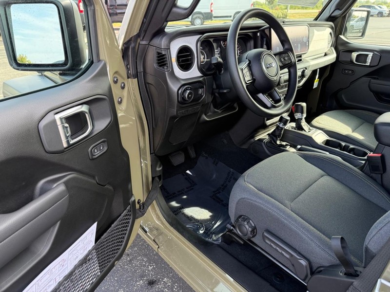 Jeep Wrangler Vehicle Full-screen Gallery Image 16