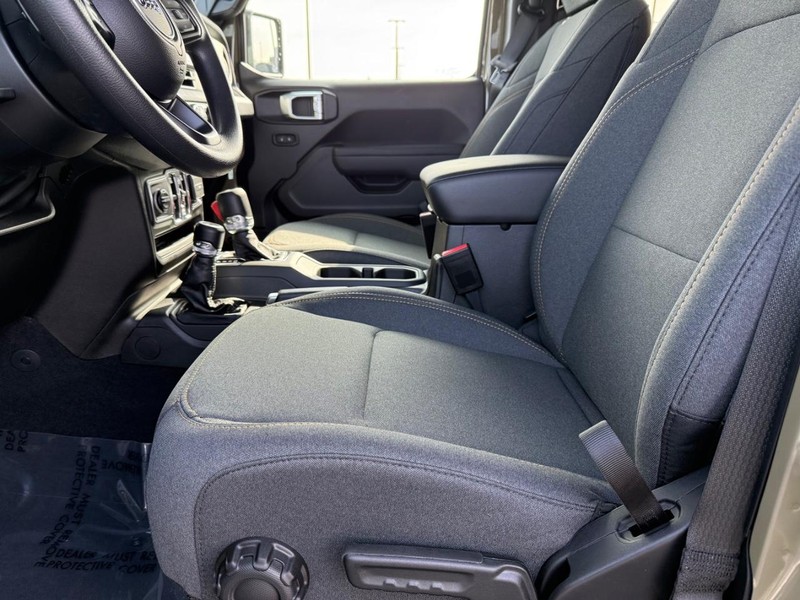 Jeep Wrangler Vehicle Full-screen Gallery Image 17