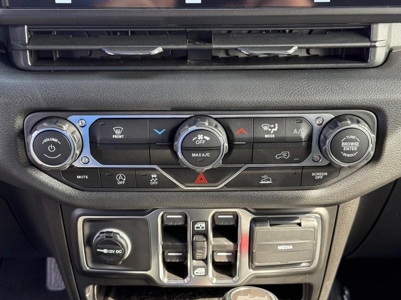 Jeep Wrangler Vehicle Full-screen Gallery Image 23