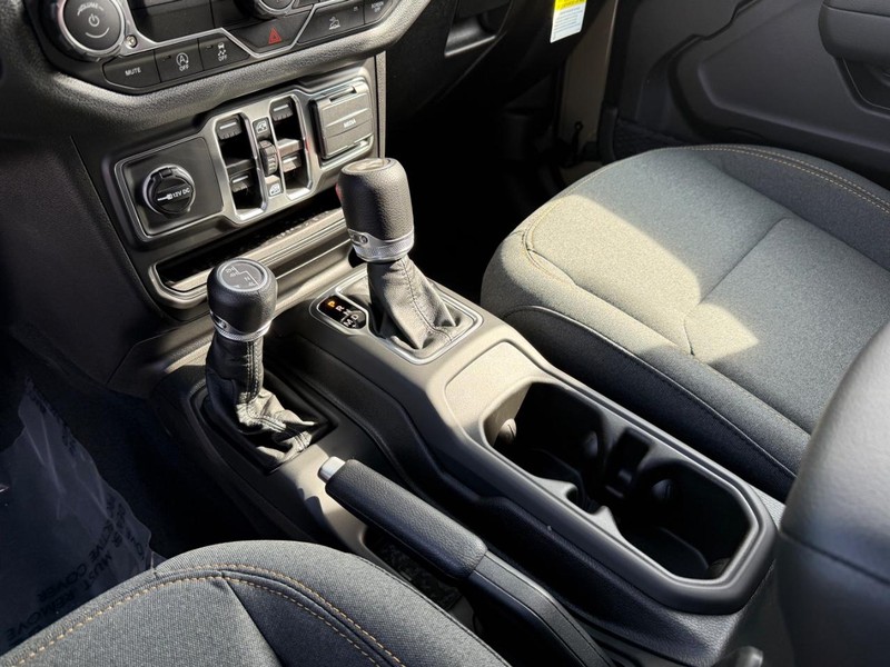 Jeep Wrangler Vehicle Full-screen Gallery Image 24