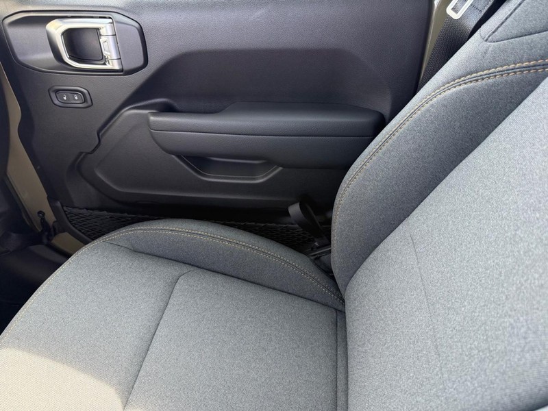 Jeep Wrangler Vehicle Full-screen Gallery Image 25