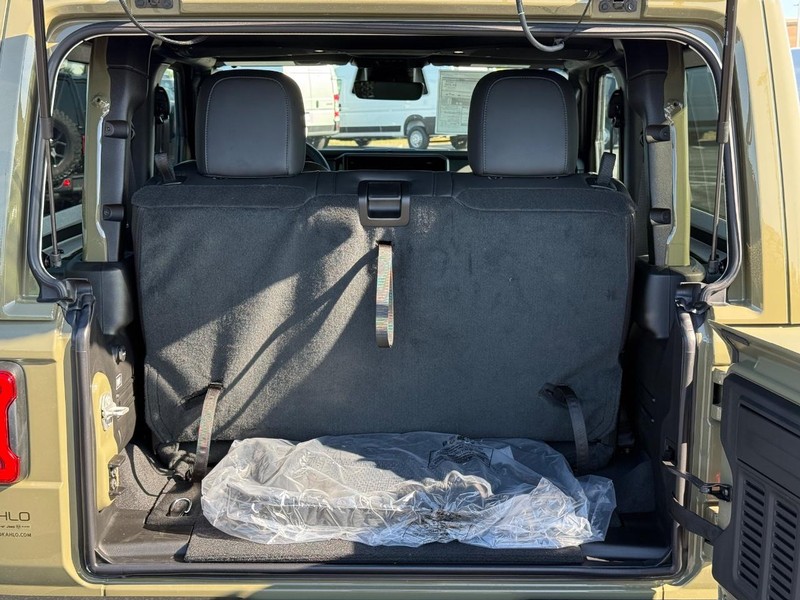 Jeep Wrangler Vehicle Full-screen Gallery Image 7