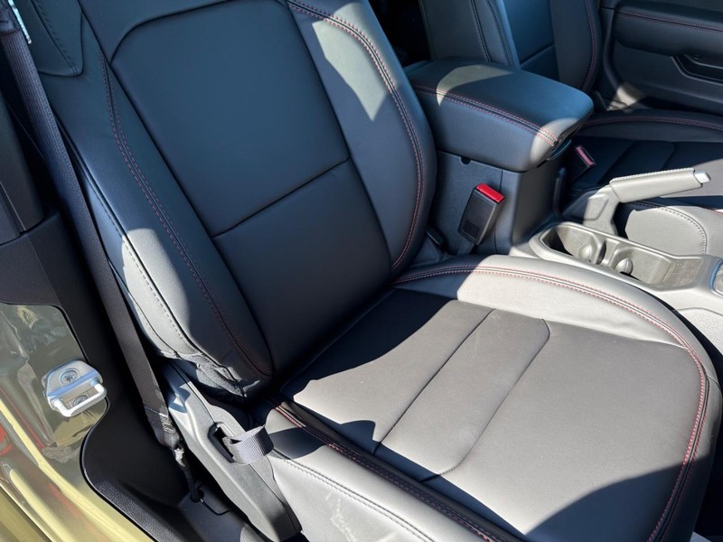 Jeep Wrangler Vehicle Full-screen Gallery Image 12