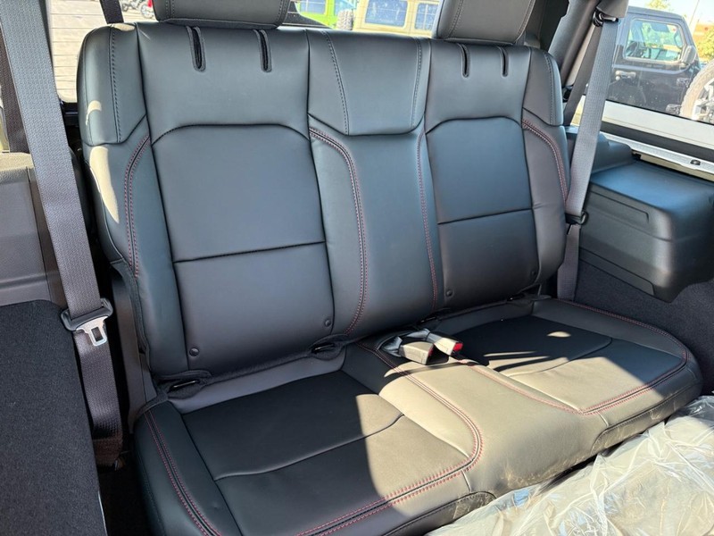 Jeep Wrangler Vehicle Full-screen Gallery Image 13