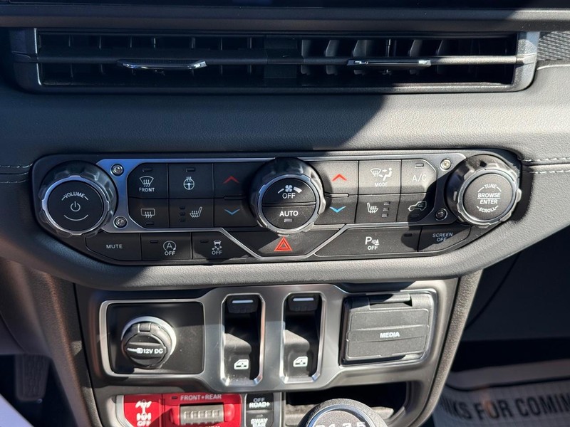 Jeep Wrangler Vehicle Full-screen Gallery Image 23