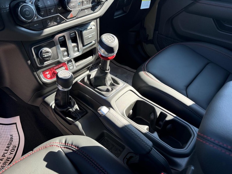 Jeep Wrangler Vehicle Full-screen Gallery Image 24