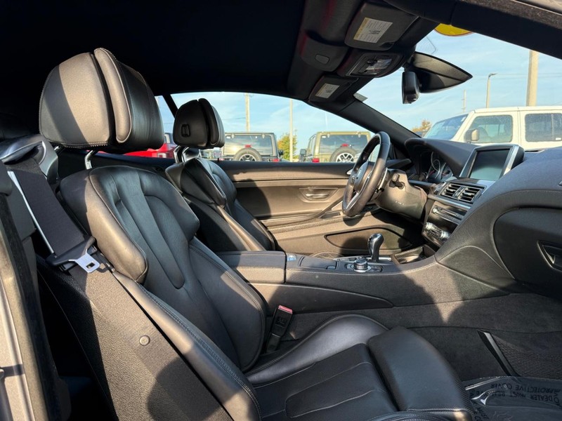 BMW M6 Vehicle Full-screen Gallery Image 10