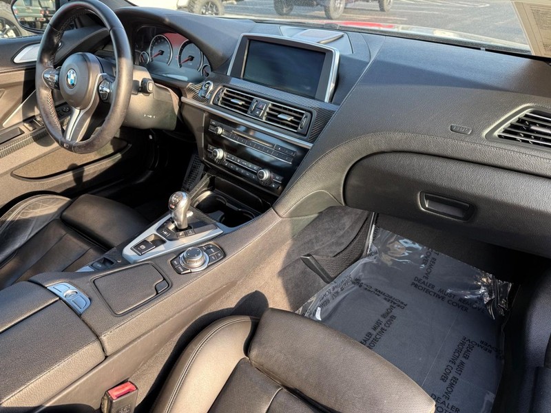 BMW M6 Vehicle Full-screen Gallery Image 11