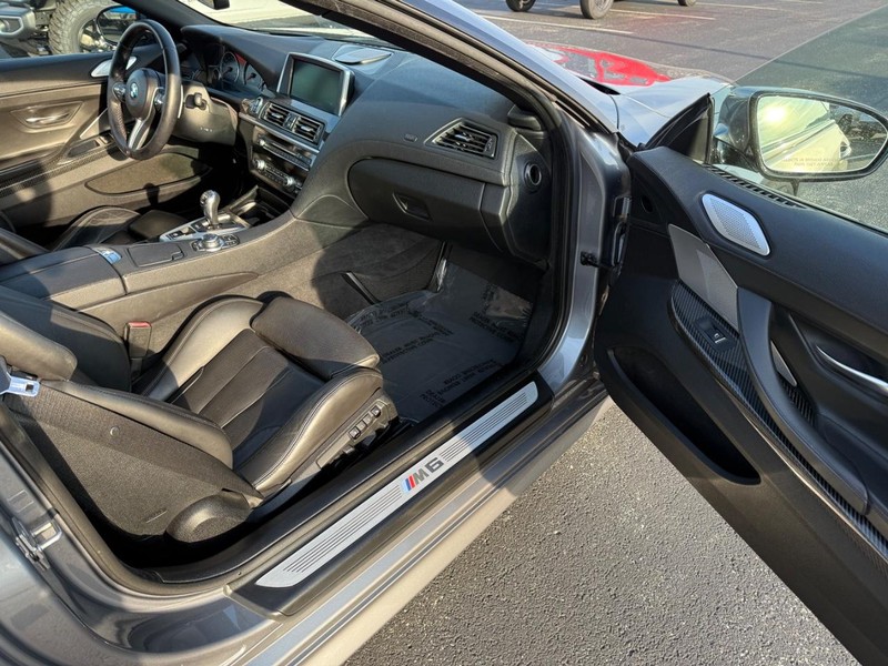 BMW M6 Vehicle Full-screen Gallery Image 12