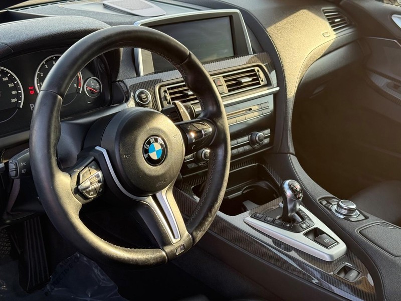 BMW M6 Vehicle Full-screen Gallery Image 17