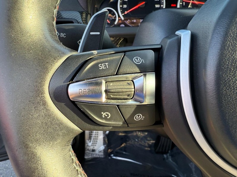 BMW M6 Vehicle Full-screen Gallery Image 18