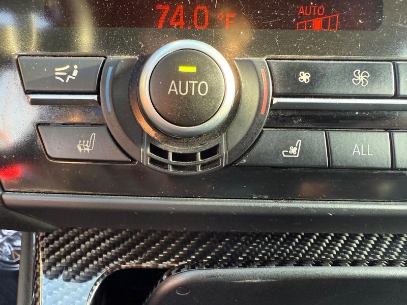 BMW M6 Vehicle Full-screen Gallery Image 21