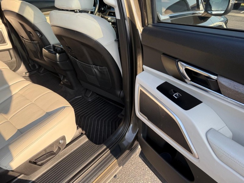 Kia Telluride Vehicle Full-screen Gallery Image 12