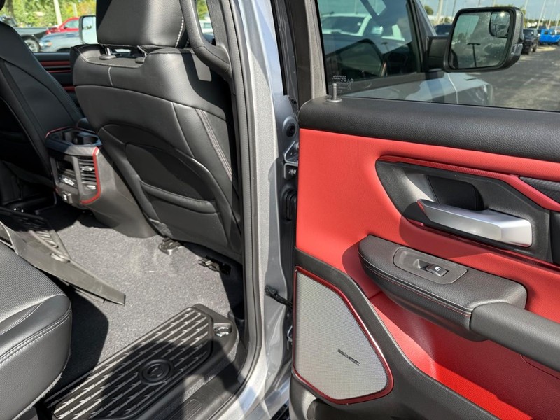 Ram 1500 Vehicle Full-screen Gallery Image 11