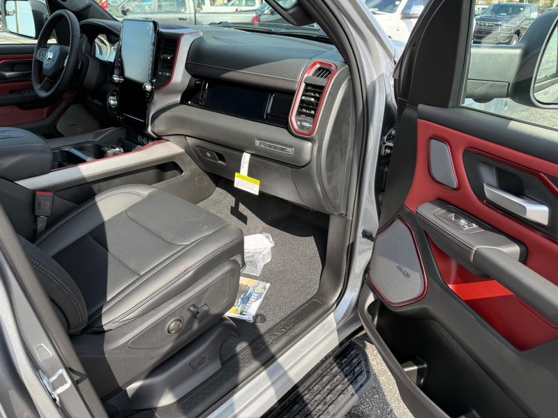 Ram 1500 Vehicle Full-screen Gallery Image 14