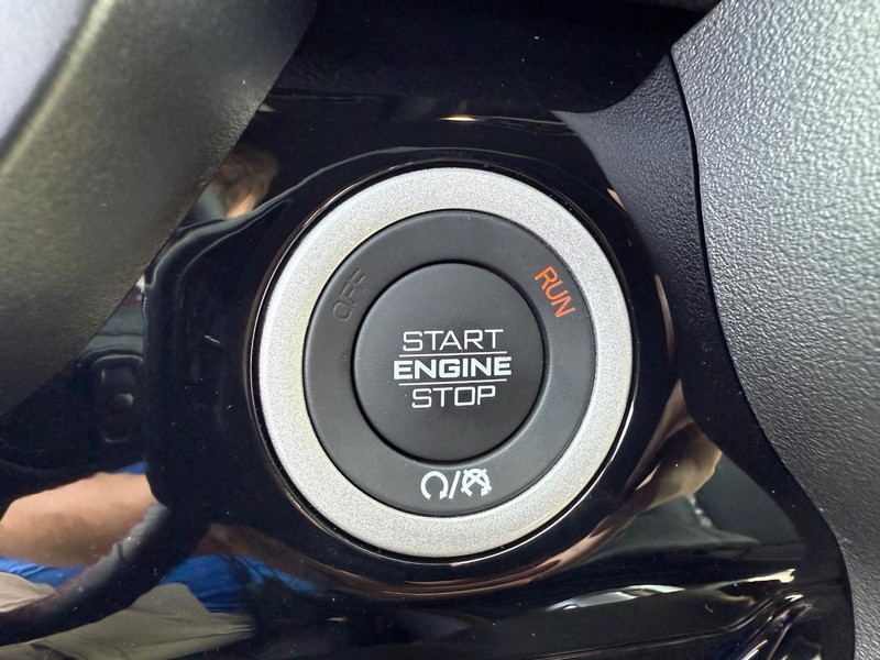 Ram 1500 Vehicle Full-screen Gallery Image 21