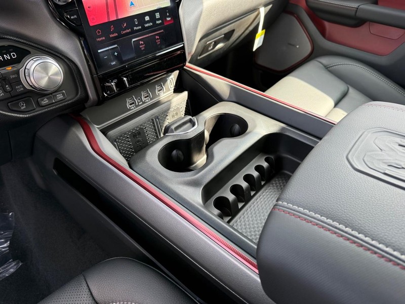 Ram 1500 Vehicle Full-screen Gallery Image 24