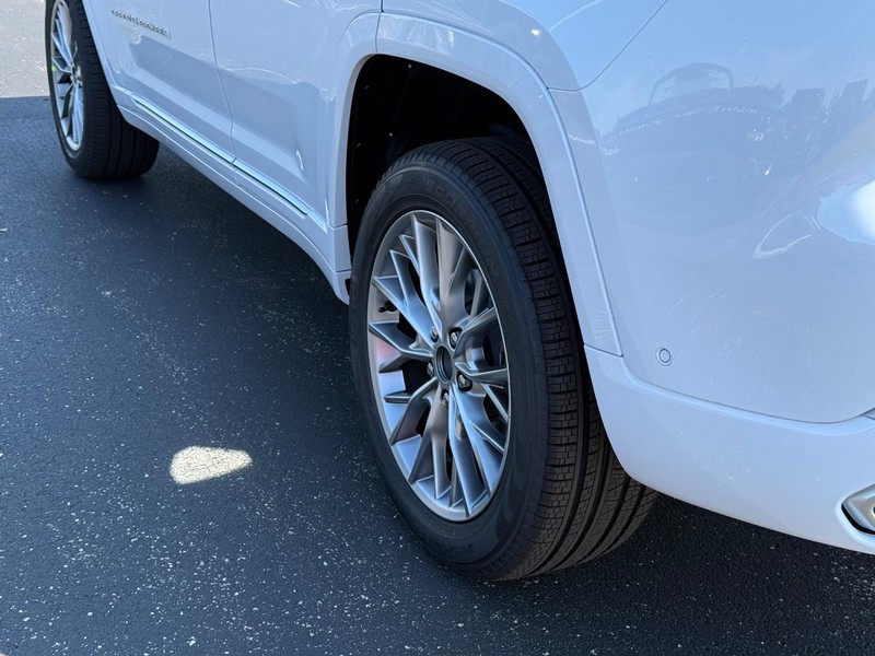 Jeep Grand Cherokee Vehicle Full-screen Gallery Image 6