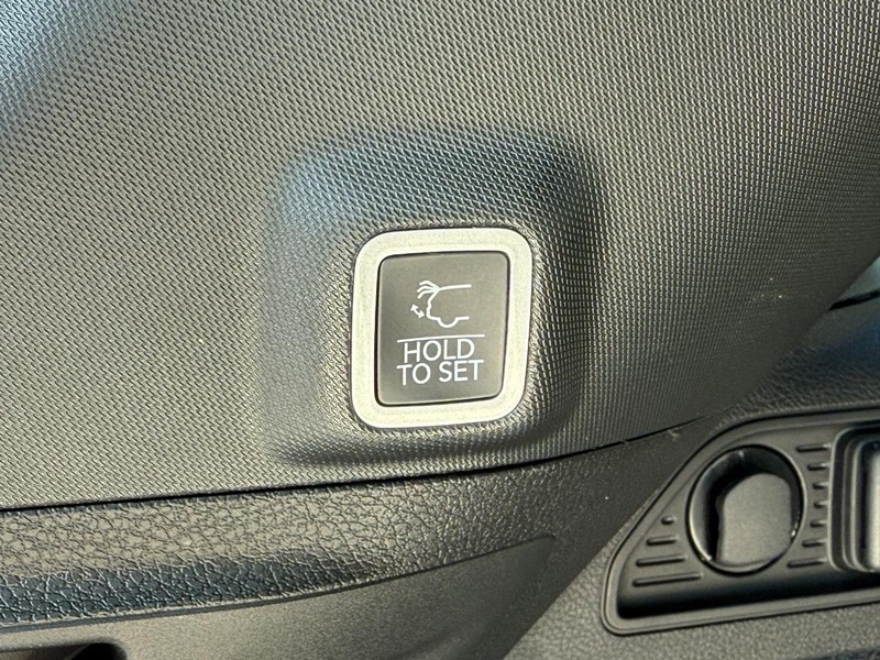 Jeep Grand Cherokee Vehicle Full-screen Gallery Image 9