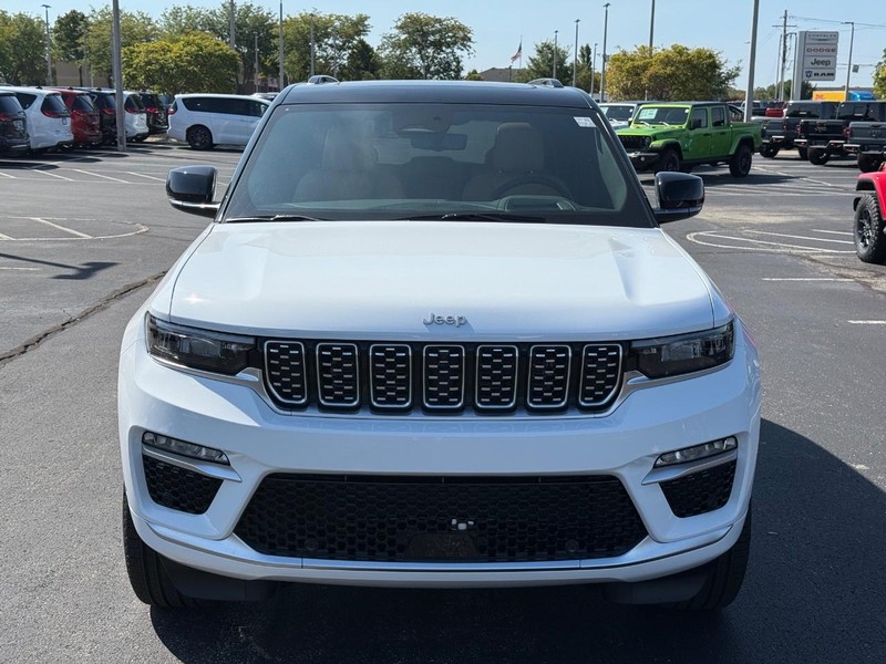 Jeep Grand Cherokee Vehicle Full-screen Gallery Image 11