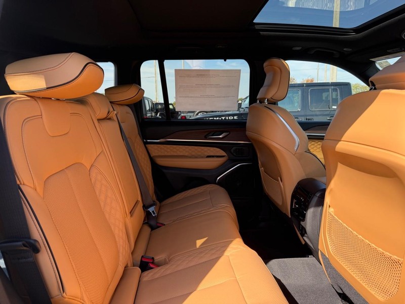 Jeep Grand Cherokee Vehicle Full-screen Gallery Image 12