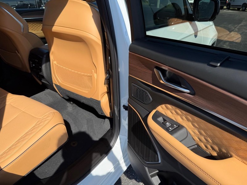 Jeep Grand Cherokee Vehicle Full-screen Gallery Image 13