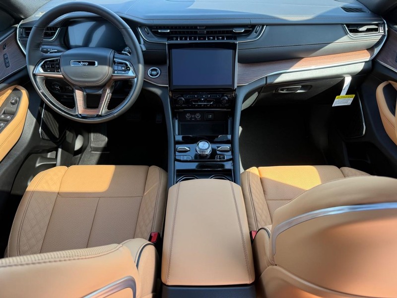 Jeep Grand Cherokee Vehicle Full-screen Gallery Image 15