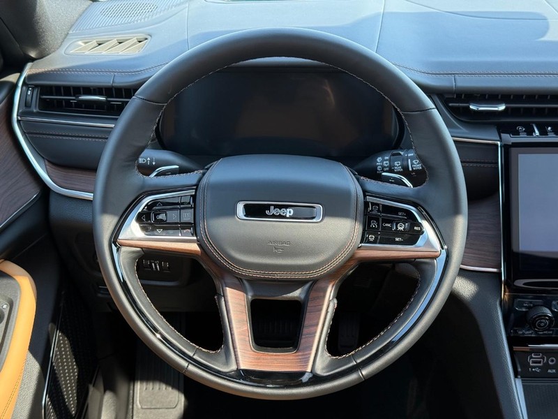 Jeep Grand Cherokee Vehicle Full-screen Gallery Image 16