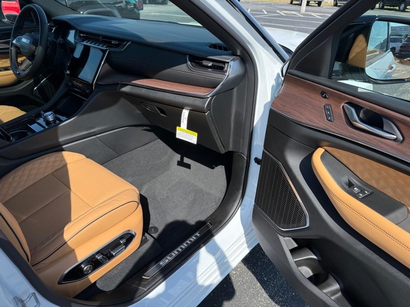 Jeep Grand Cherokee Vehicle Full-screen Gallery Image 17